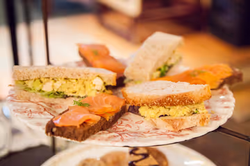 Alice’s Tea Cup signature dishes Alice’s B.L.T Sandwich
Cucumber & Watercress Sandwich
Lapsang Souchong Smoked Chicken Breast Sandwich